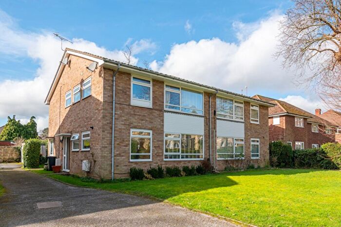 2 Bedroom Flat For Sale In Park Road, Redhill, RH1