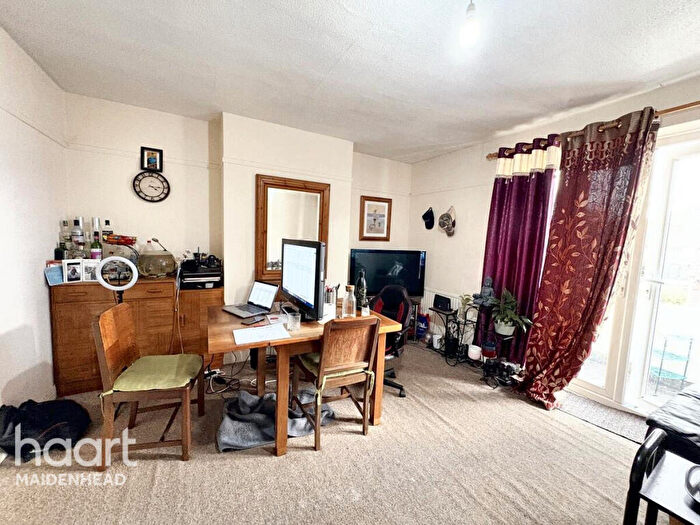 2 Bedroom Apartment For Sale In Courtlands, Maidenhead, SL6