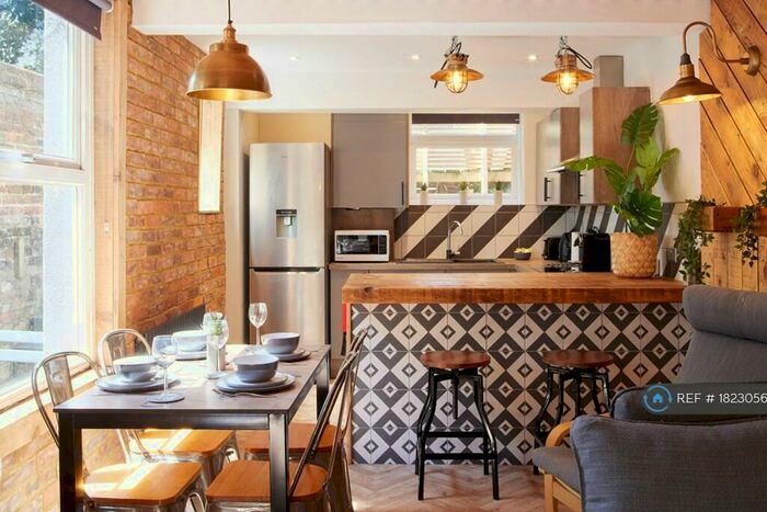 2 Bedroom Flat To Rent In Sackville Road, Hove, BN3