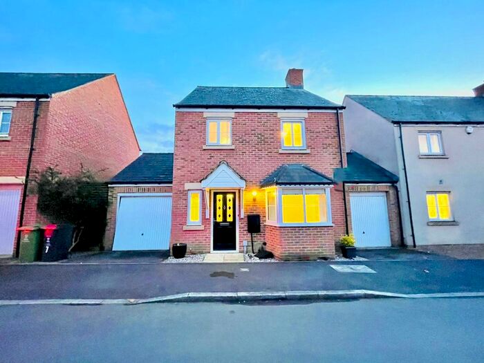 3 Bedroom Detached House To Rent In Tuscan Road, Swindon, SN25