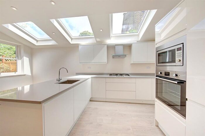 3 Bedroom Flat To Rent In Earlsfield Road, London, SW18