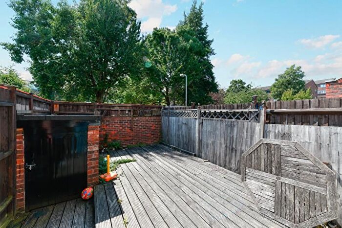 3 Bedroom Flat To Rent In Mowatt Close, Archway, London, N19