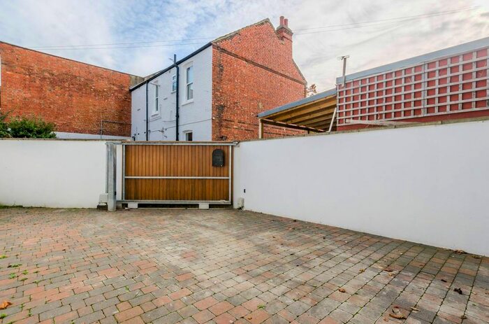 1 Bedroom Flat To Rent In Acton Lane, Chiswick, London, W4