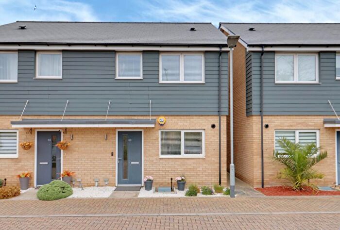 2 Bedroom Semi Detached House For Sale In Haven Road, Rainham, RM13