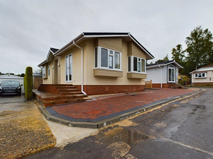 2 Bedroom Mobile/park Home For Sale In Sandleford Lodge Park, Greenham, Thatcham, RG19