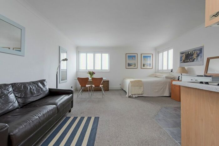 Studio To Rent In Parkgate Road, London SW11