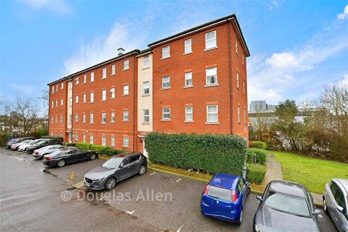 1 Bedroom Flat For Sale In Piper Way, Ilford, Essex, IG1