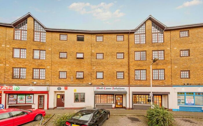 3 Bedroom Flat To Rent In Comer Crescent, Norwood Green, Southall, UB2