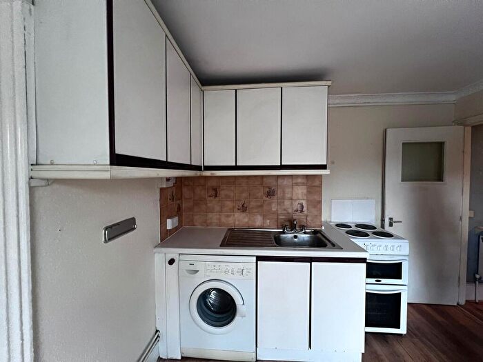 1 Bedroom Flat For Sale In First Floor Flat, Grayshott Road, Battersea, London, SW11
