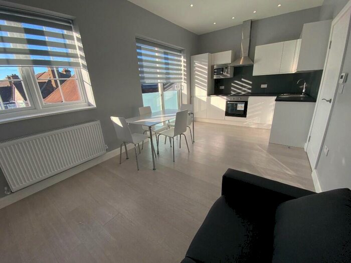 2 Bedroom Flat To Rent In Gibbons Mews, London, NW11