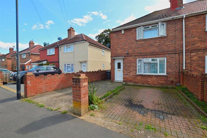 3 Bedroom Semi-Detached House For Sale In Norfolk Avenue, Slough, SL1