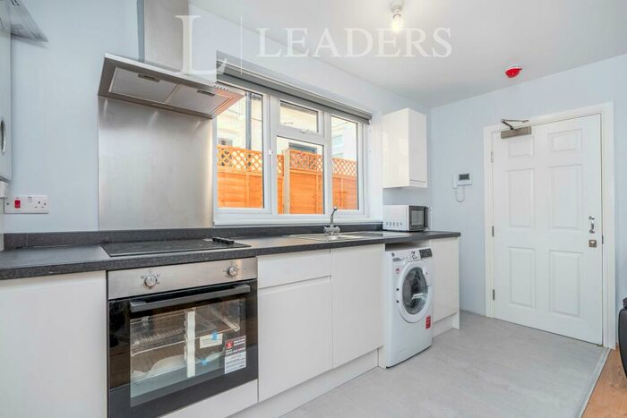 1 Bedroom Apartment To Rent In Southampton, Commerical Road, SO15