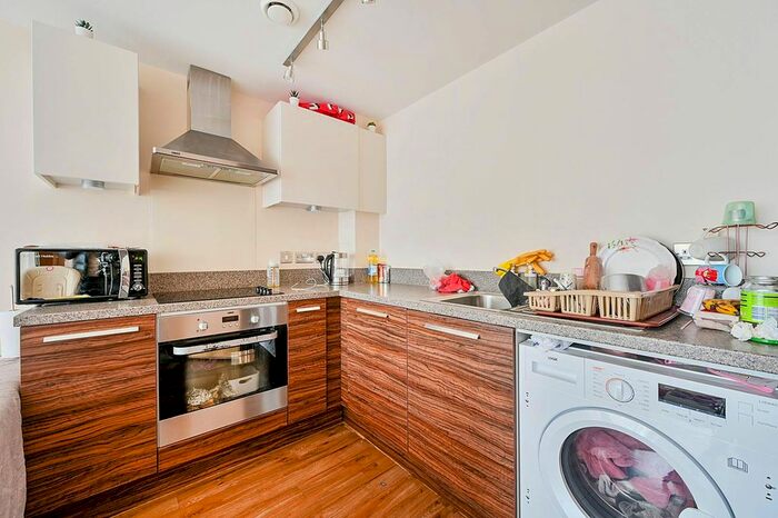 2 Bedroom Flat To Rent In The Green, Southall, UB2