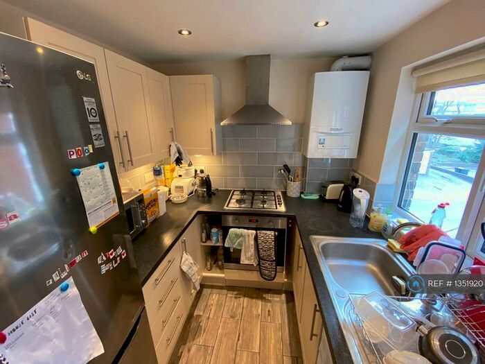 3 Bedroom Flat To Rent In Drummond Road, Guildford, GU1