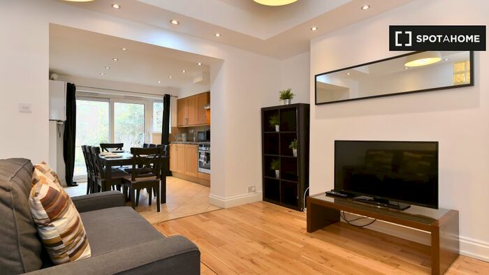 3 Bedroom Flat To Rent In A Rochester Rd, NW1