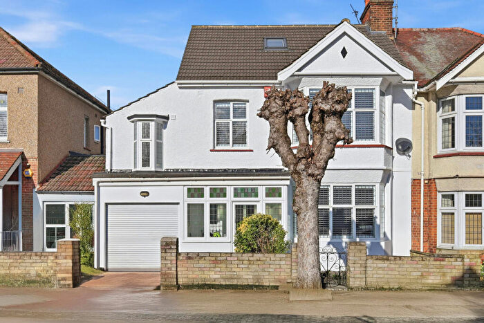 5 Bedroom House For Sale In Reydon Avenue, Wanstead, E11