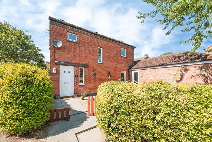 3 Bedroom Detached House For Sale In Smeaton Close, Blakelands, Milton Keynes, MK14