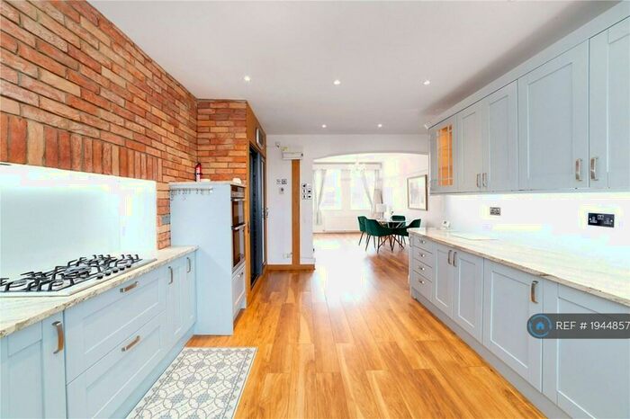 4 Bedroom Flat To Rent In Clarendon Court, London, NW2