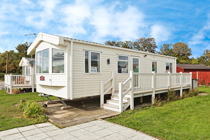 2 Bedroom Mobile/park Home For Sale In Faversham Road, Seasalter, Whitstable, CT5