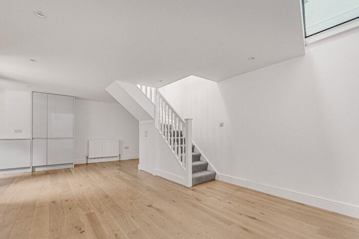 1 Bedroom Flat To Rent In Greyhound Road, Barons Court, W6
