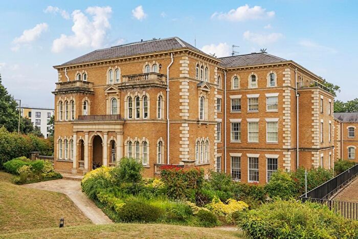 3 Bedroom Flat To Rent In Royal Drive London, N11