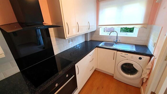 2 Bedroom Flat For Sale In Ringwood Road, Ferndown, BH22