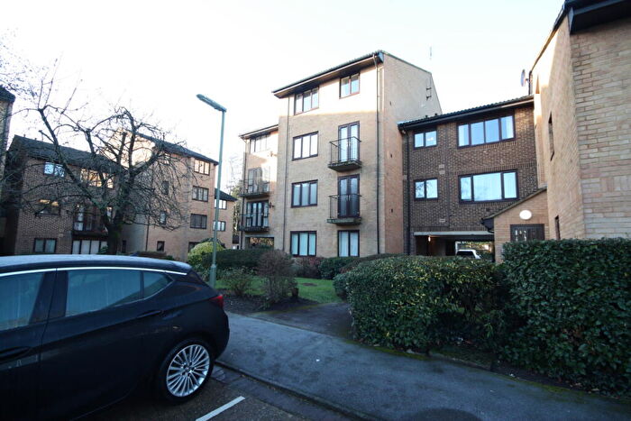 1 Bedroom Flat For Sale In Montgomery Road, Woking, GU22
