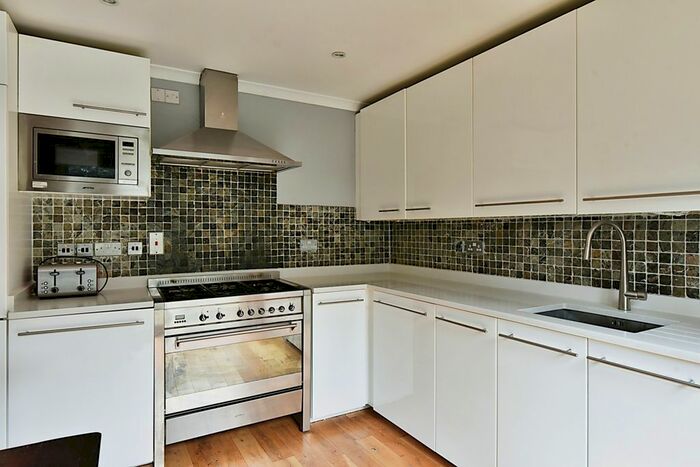 3 Bedroom End Of Terrace House To Rent In Elm Park, London, SW2