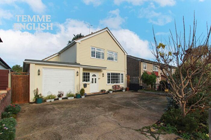 3 Bedroom Detached House For Sale In Richmond Road, Wickford, SS11
