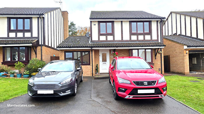 4 Bedroom Detached House For Sale In Conifer Close, Goffs Oak, EN7