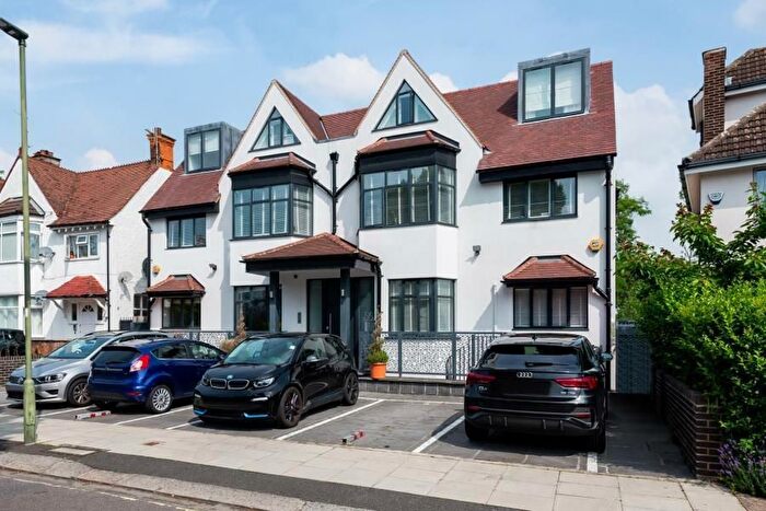 2 Bedroom Flat To Rent In Middleton Road, Golders Green, London, NW11