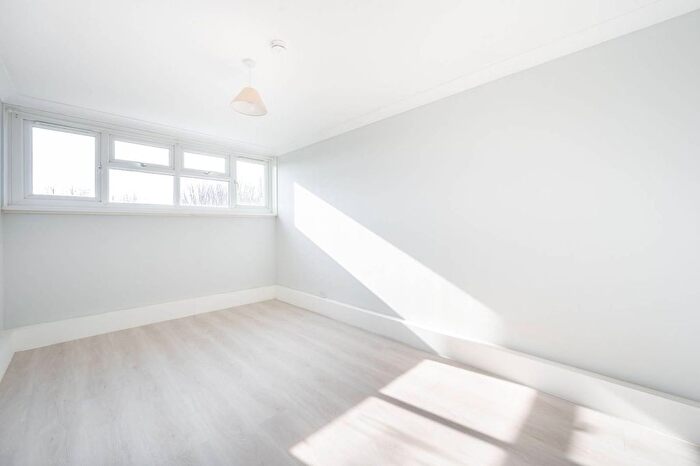 4 Bedroom Flat To Rent In Trinity Way, Acton, London, W3