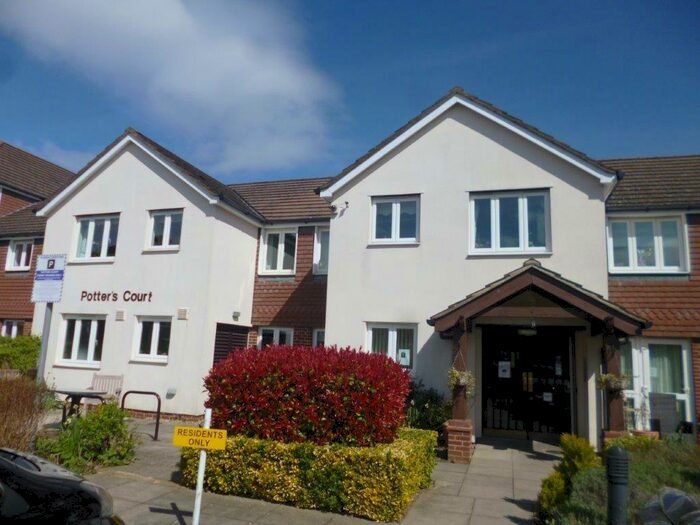 2 Bedroom Apartment To Rent In Darkes Lane, Potters Bar, EN6