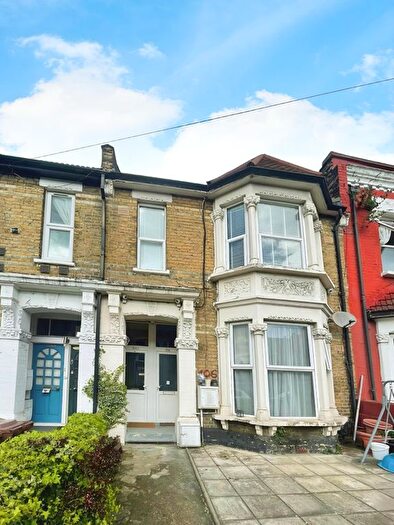 3 Bedroom Flat To Rent In Grove Green Road, London, E11