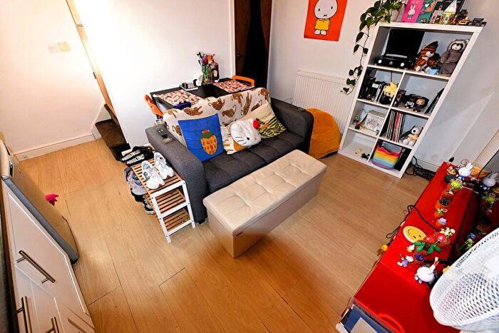 2 Bedroom House To Rent In Kelsall Place, LS6