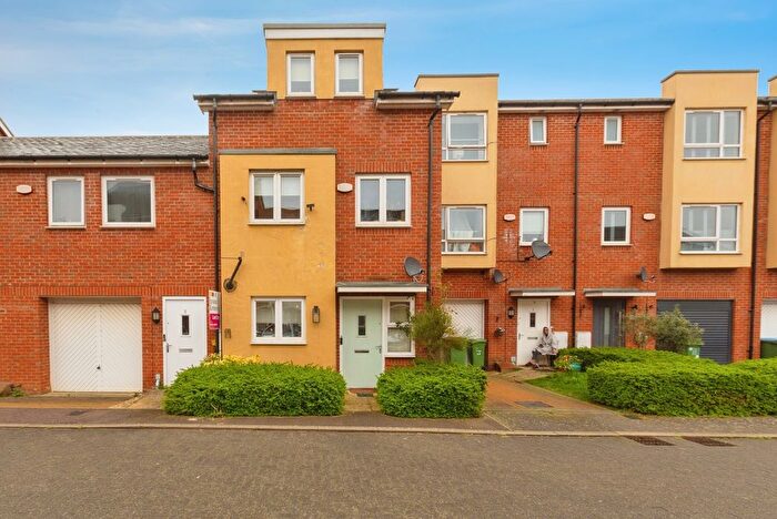 3 Bedroom Terraced House For Sale In Stilton Close, Aylesbury, Buckinghamshire, HP19