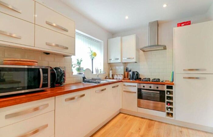 3 Bedroom Detached House To Rent In Gladbeck Way, London, EN2