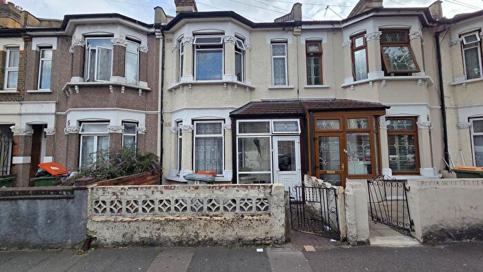 3 Bedroom Terraced House For Sale In Sibley Grove, Manor Park, E12