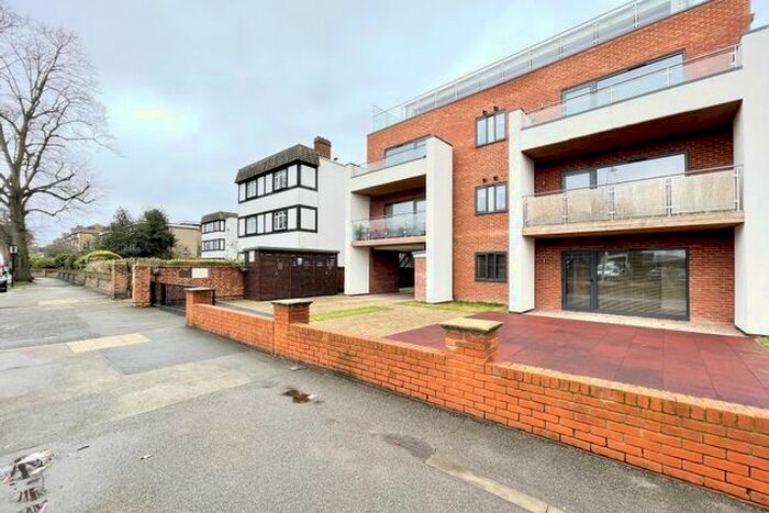 2 Bedroom Flat To Rent In New Wanstead, London, E11