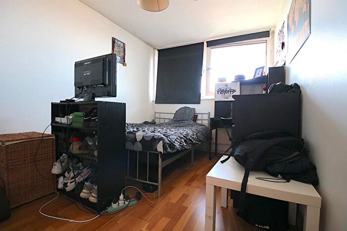 3 Bedroom Flat To Rent In Farthing Fields, London, E1W