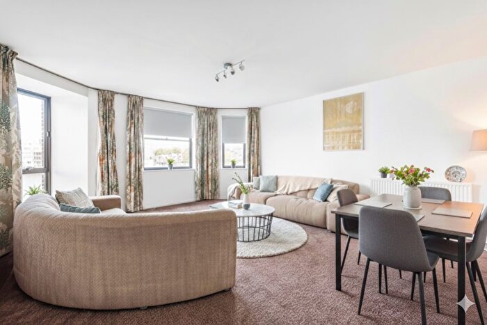 3 Bedroom Flat To Rent In Riverside Court, Nine Elms Lane, London, SW8