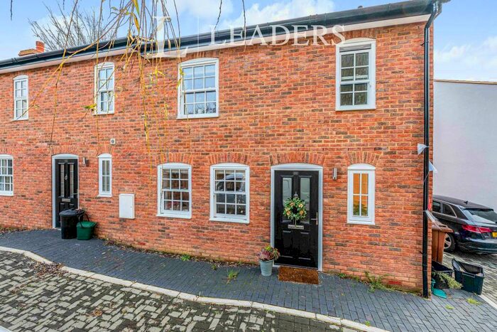 3 Bedroom Semi-Detached House To Rent In College Place, AL3
