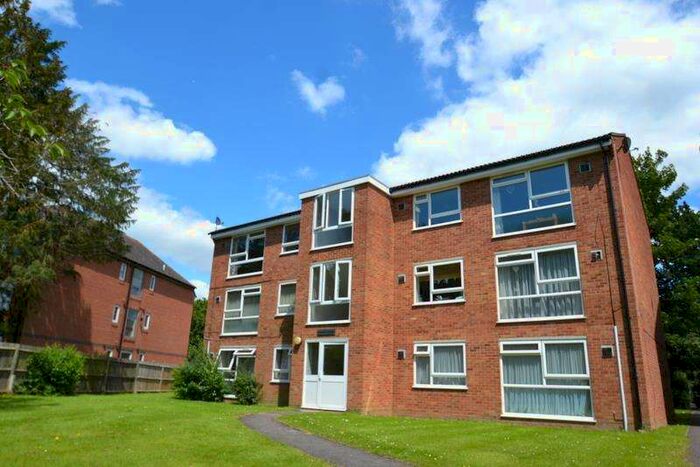 2 Bedroom Flat To Rent In Aurum Close, Horley, RH6