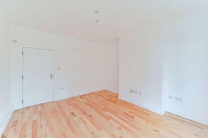 3 Bedroom Flat To Rent In Davidson Gardens, Vauxhall, London, SW8