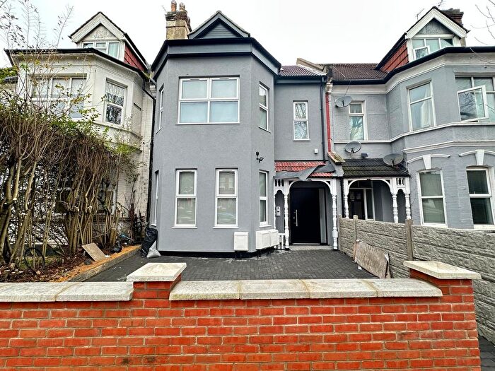 3 Bedroom Flat To Rent In Flat, Walm Lane, Willesden Green, London, NW2