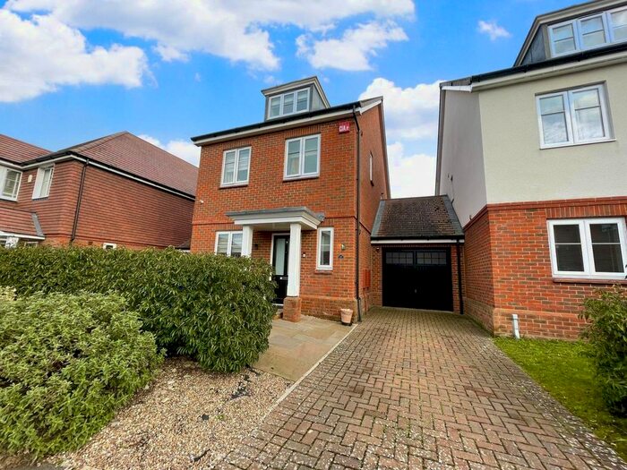 4 Bedroom Link Detached House For Sale In Clarks Farm Way, Blackwater