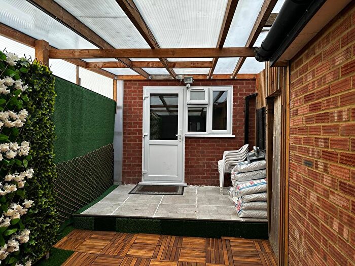 Studio To Rent In Lodore Gardens, London, NW9