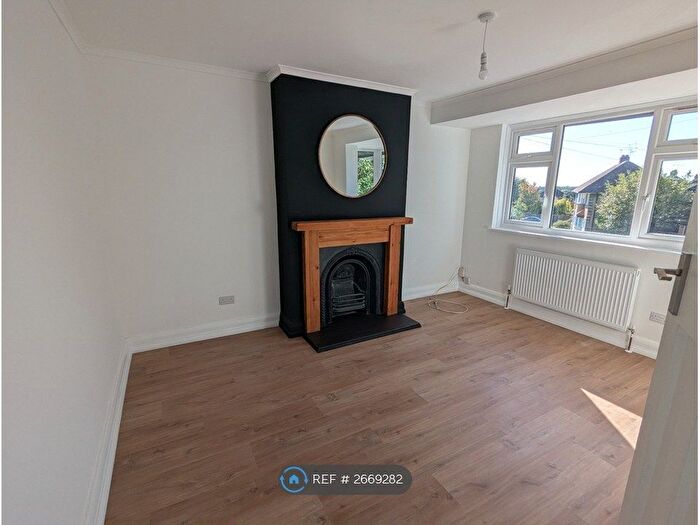 2 Bedroom Maisonette To Rent In Courtlands Drive, Watford, WD17