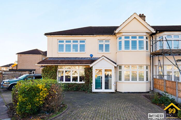 6 Bedroom Semi-Detached House For Sale In Evesham Way, Ilford, London, IG5