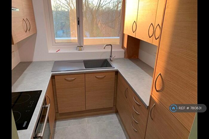 3 Bedroom Flat To Rent In Olivia Court, Salford, M5